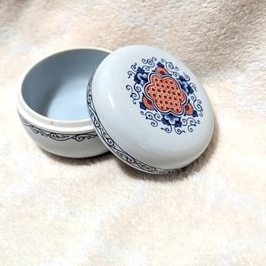 . Estee Lauder Cinnabar Fragrance Candle Porcelain container. Trinket Box